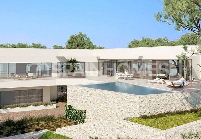 Alicante'de Resort İçinde 1317 M² Arsa Alanına Sahip Villa