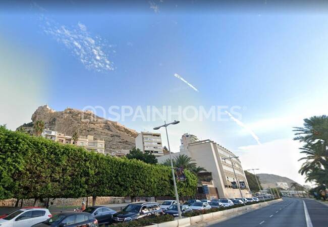 Alicante'de Merkezi Konumda Şehir Manzaralı Daire
