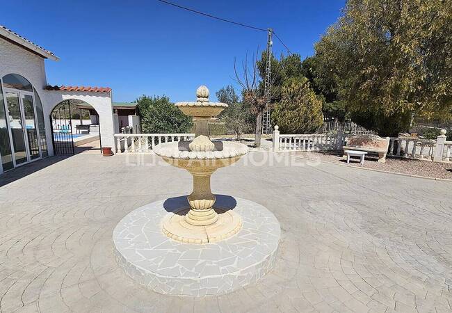 Well-located Country House with Private Pool in Alicante 4