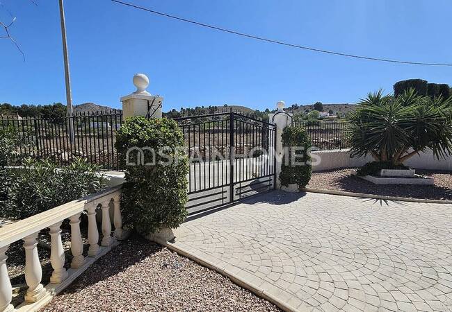 Well-located Country House with Private Pool in Alicante 7