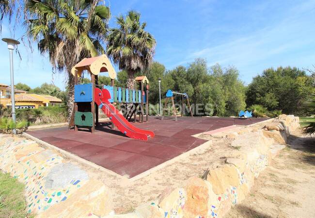 Orihuela Las Ramblas’ta Golf Sahasına Bitişik Eşyalı Villa 12