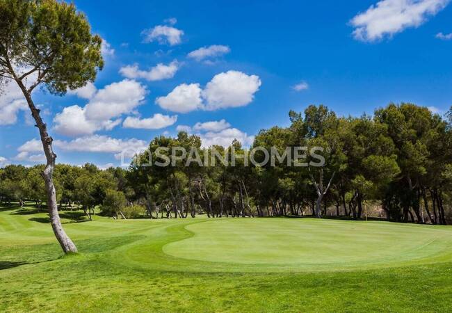 Orihuela Las Ramblas’ta Golf Sahasına Bitişik Eşyalı Villa 18