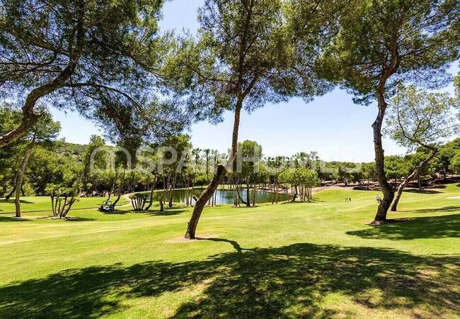 Orihuela Las Ramblas’ta Golf Sahasına Bitişik Eşyalı Villa 20