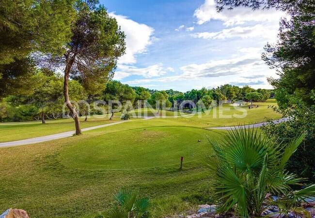 Orihuela Las Ramblas’ta Golf Sahasına Bitişik Eşyalı Villa 19