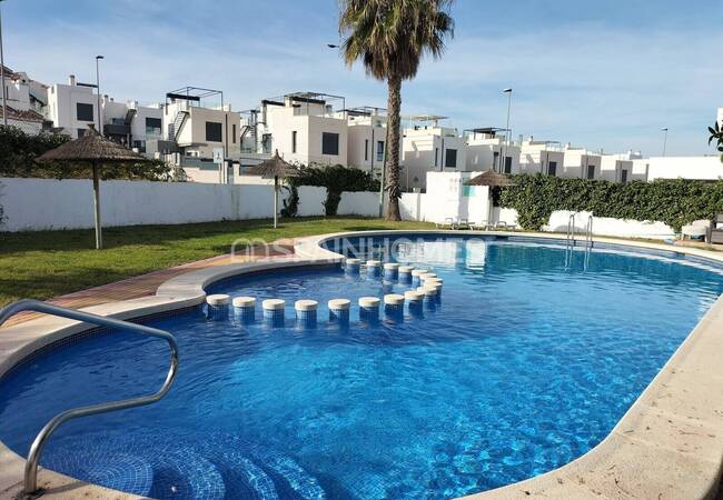 Alicante Villamartin’de Avantajlı Konumda Havuzlu Şık Evler 14