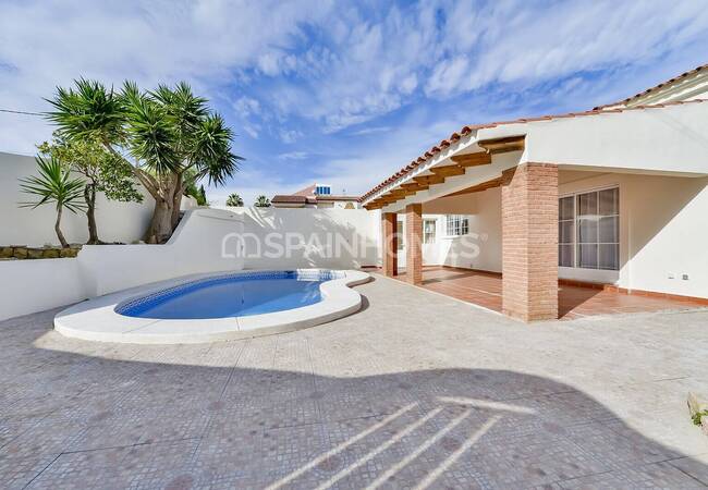 Villa with Swimming Pool in Alfaz Del Pi Alicante 1