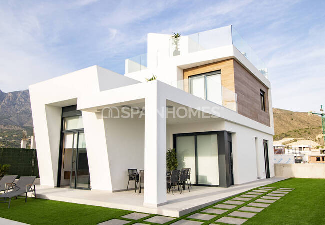 Detached Villas with Sea and Mountain Views in Alicante