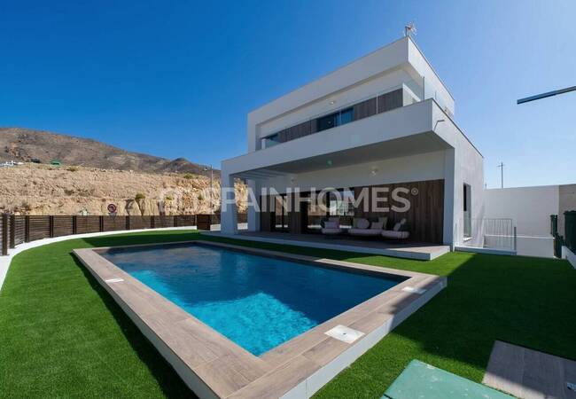 Villas with Private Pools Near the City in Finestrat