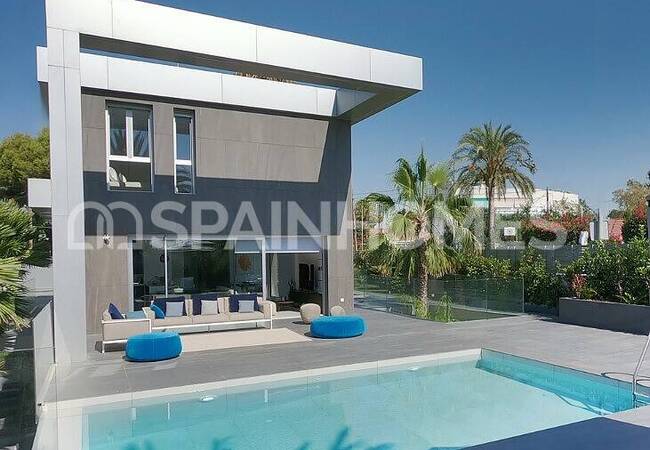 Ready to Move Villa Next to the Beach in Alicante