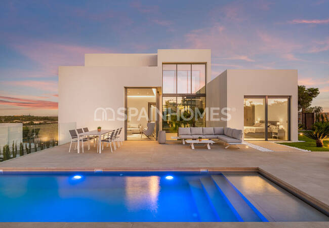 Luxury Villa with a Pool in San Miguel De Salinas Alicante 2