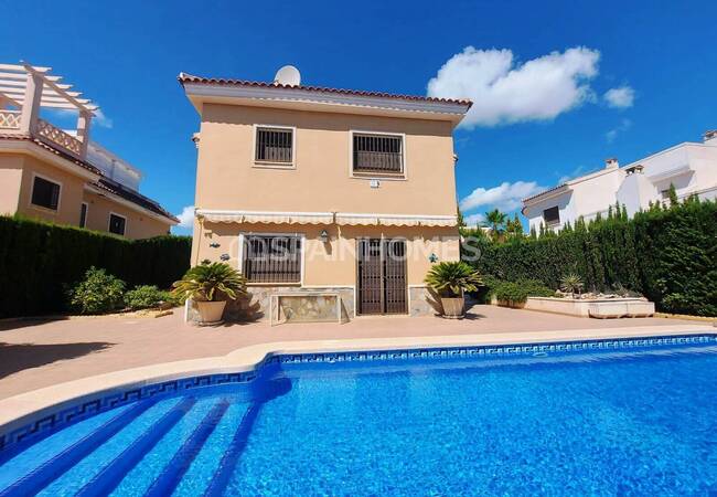 Вилла Под Ключ с Парковкой и Частным Бассейном в Сьюдад Кесада 2