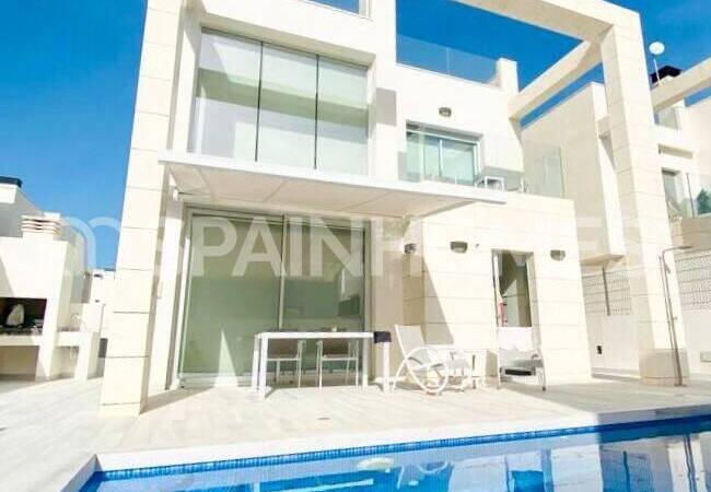 Orihuela Cabo Roig'de Eşyalı ve Geniş Tasarımlı Müstakil Villa 1