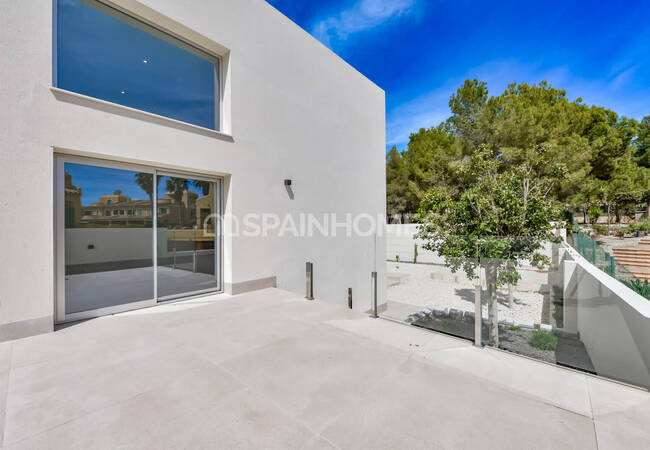 Luxe 3-bedroom House with Private Swimming Pool in Finestrat 1