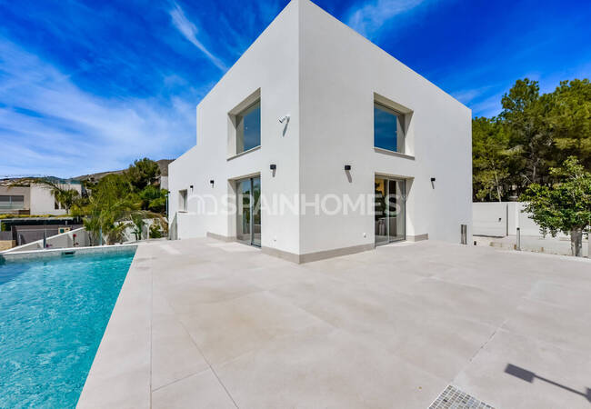 Luxe 3-bedroom House with Private Swimming Pool in Finestrat