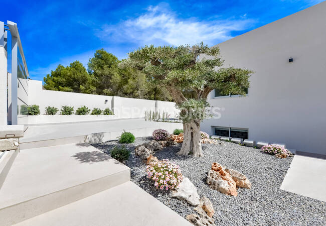 Luxe 3-bedroom House with Private Swimming Pool in Finestrat 8