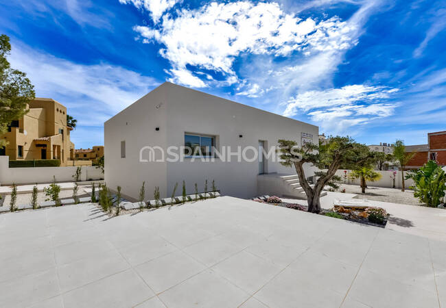 Luxe 3-bedroom House with Private Swimming Pool in Finestrat 3