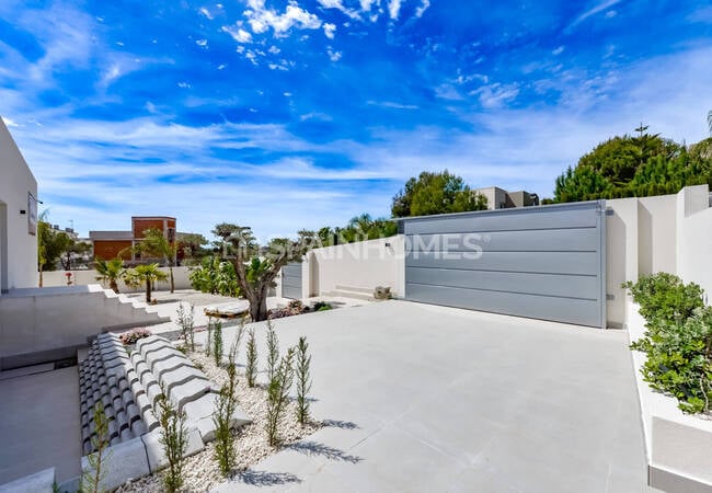 Luxe 3-bedroom House with Private Swimming Pool in Finestrat 9