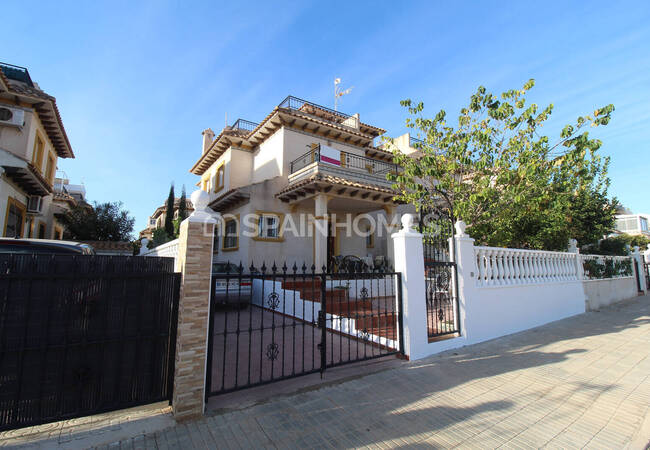 Ready-to-move Mediterranean House in La Zenia Alicante 1