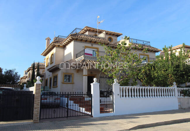 Ready-to-move Mediterranean House in La Zenia Alicante 2