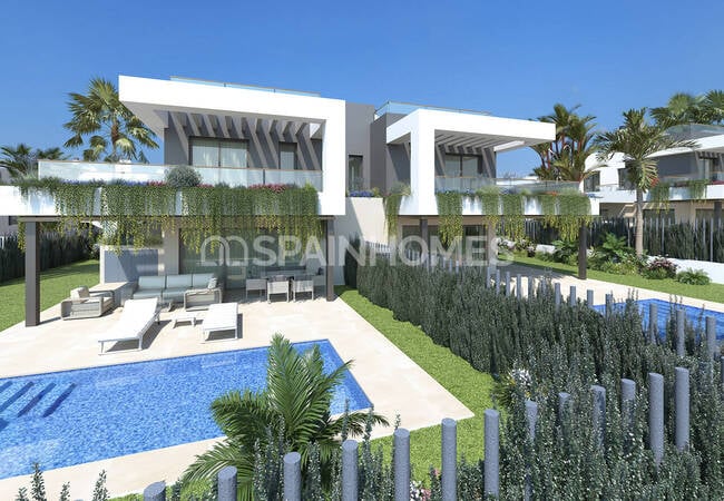 3-bedroom Houses with Pool Close to All Amenities in Torrevieja