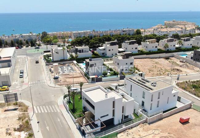 Orihuela'da Plaja Yakın 4 Yatak Odalı Müstakil Villalar 16