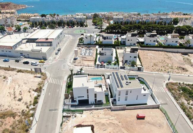 Orihuela'da Plaja Yakın 4 Yatak Odalı Müstakil Villalar 15