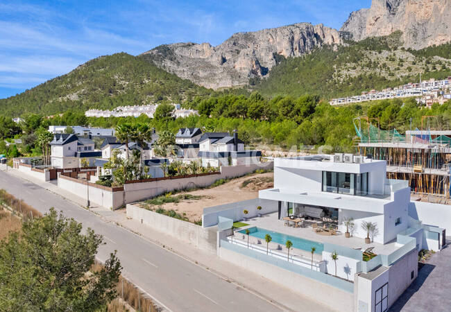 Alicante Polop Centro'da Şık Tasarımlı Müstakil Evler 7
