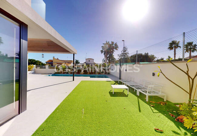 Detached Villas with Large Usage Spaces in Orihuela Alicante 3