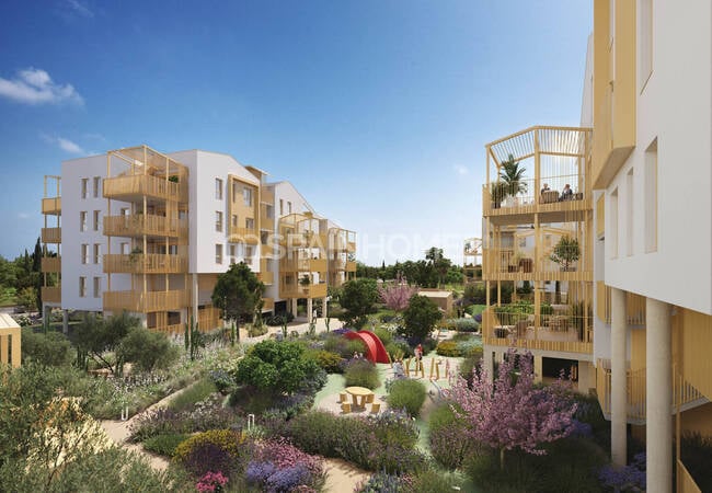 Alicante Denia'da Plaja Yakın Bir Sitede Şık Gayrimenkuller