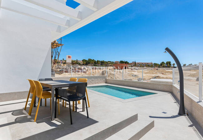 Detached Villas Near the Amenities in Algorfa Alicante 4