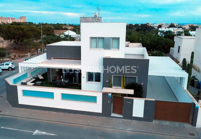Gemeubileerd Huis Met Zwembad En Parkeerplaats In Alicante