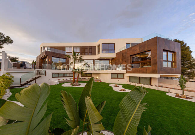 Benidorm Alicante'de Panoramik Manzaralı Lüks Villa 12
