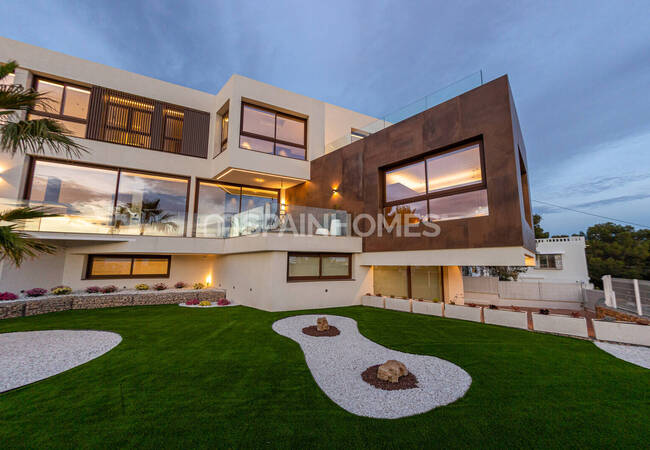 Benidorm Alicante'de Panoramik Manzaralı Lüks Villa 10