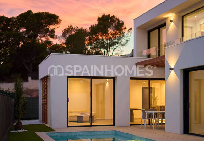 منازل حديثة مع مسابح خاصة في ألفاز ديل بي 9