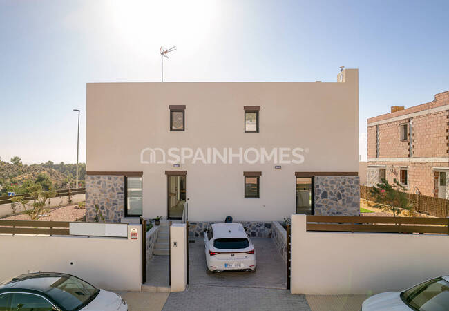 Detached Houses with Pools Near the Golf Course in Alicante Finestrat