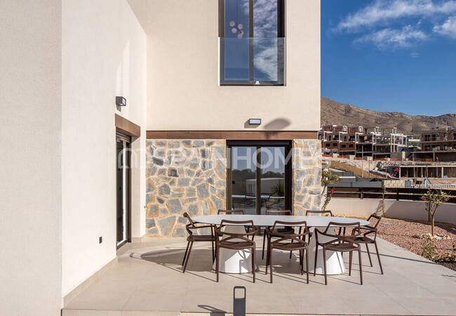 Detached Houses with Pools Near the Golf Course in Alicante Finestrat 1