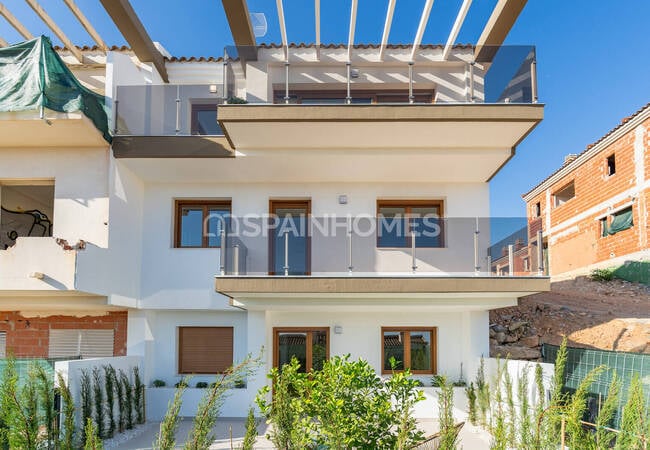 Alicante La Nucia'da Havuzlu Sitede Şık Yarı Müstakil Villalar 1