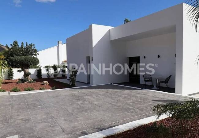 Single-story Detached Villa in Santa Clara Altea