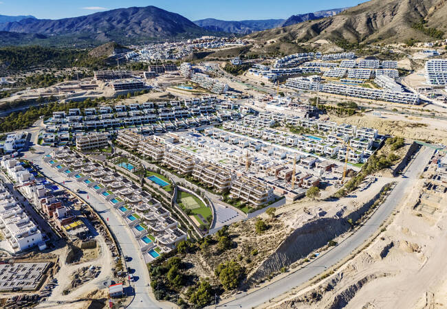 2 and 3-bedroom Golf Flats in a Complex with Pool in Finestrat 9