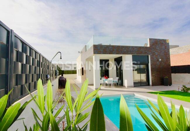 Spacious 3-bedroom Villas with Pools and Parking in Aspe Alicante