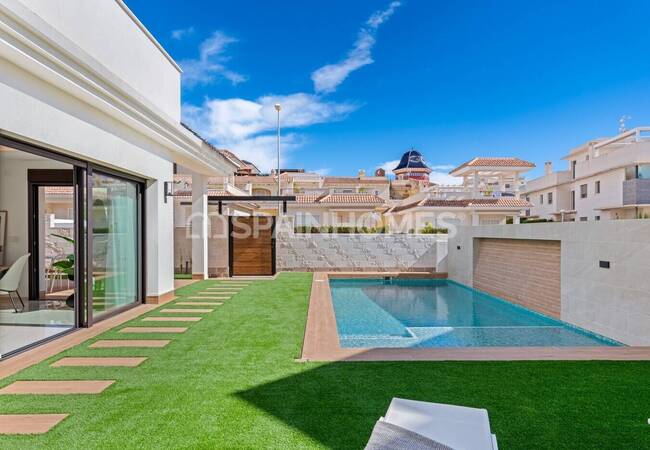 Stylish 3-bedroom House with Pool in Ciudad Quesada 2