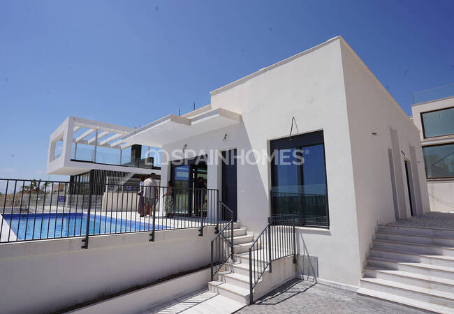 Современный отдельно стоящий дом с бассейном и видом на горы в Полопе 2