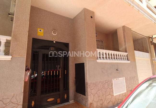 Torrevieja'da Denize Yakın, Verandalı ve Balkonlu Daire 3