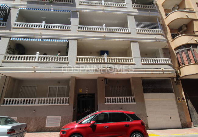 Torrevieja'da Denize Yakın, Verandalı ve Balkonlu Daire 1