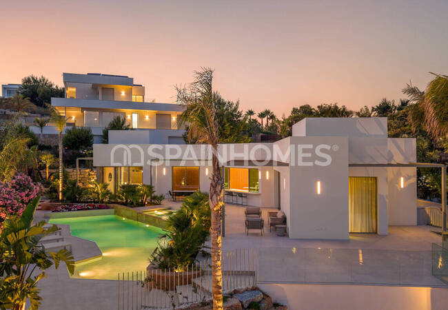 Las Colinas Golf'te Güney-batı Cepheli Şık Ev 8