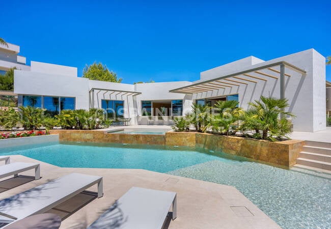 Las Colinas Golf'te Güney-batı Cepheli Şık Ev 1