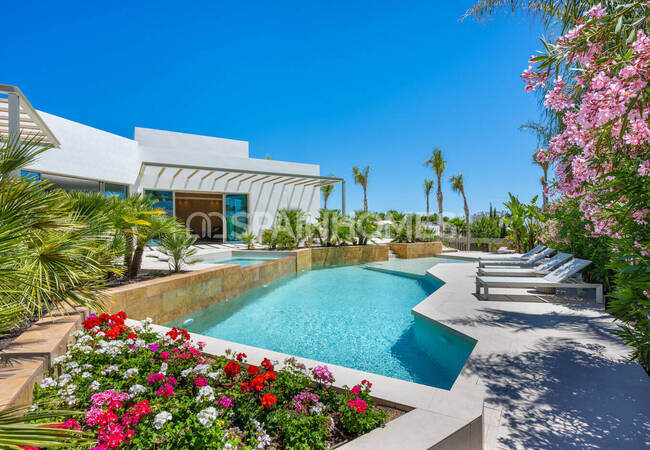 Las Colinas Golf'te Güney-batı Cepheli Şık Ev 4