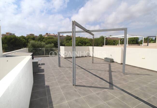Stylish Detached House with Pool in La Zenia Alicante 9