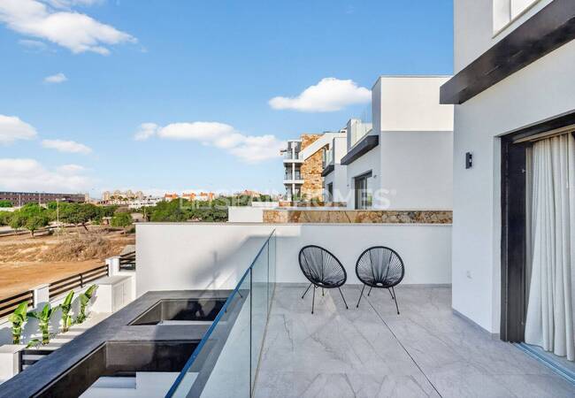 Newly-built Villas with Gym and Private Pools in Torrevieja 29