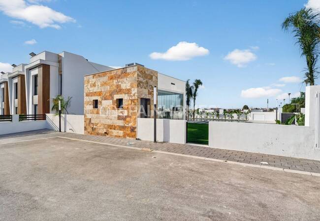Newly-built Villas with Gym and Private Pools in Torrevieja 18